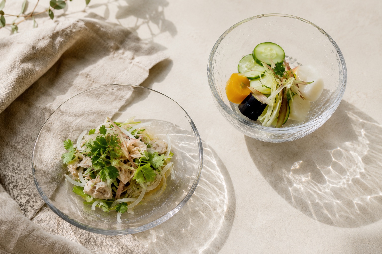 料理を盛った、透明感のある器